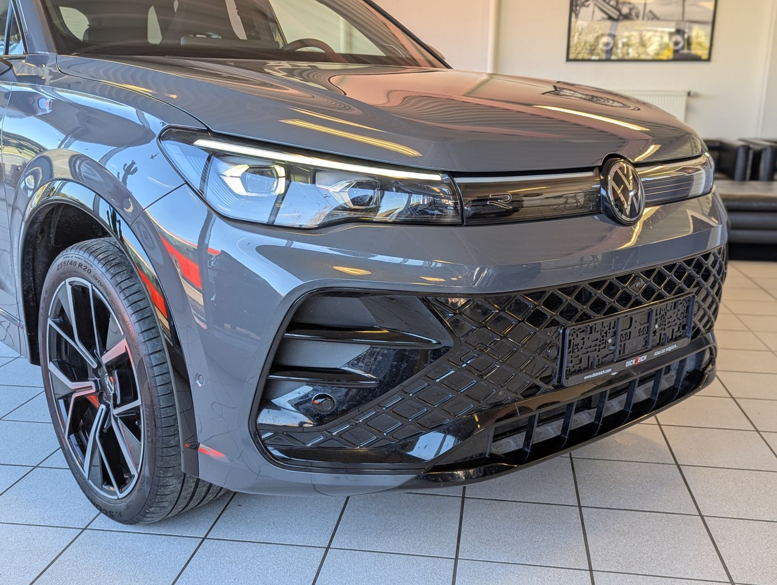 VW Tiguan 2.0TDI R-Line 4M Pano Black AHK Matrix 20 - Image 9