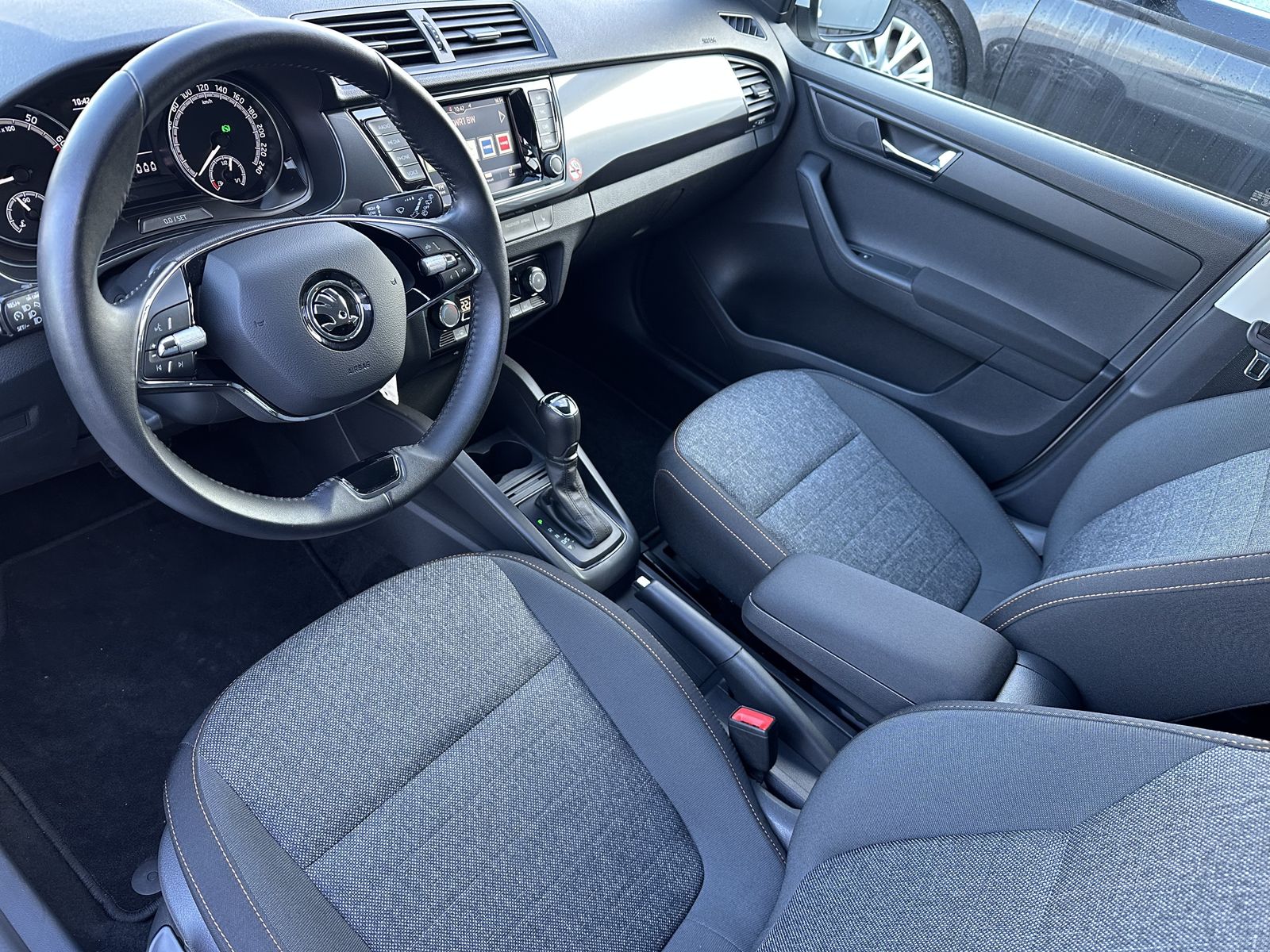 Fahrzeugabbildung SKODA Fabia Combi 1.0 TSI DSG Best of NAV+LED+CARPLAY