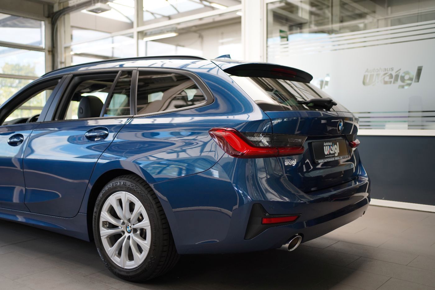 Fahrzeugabbildung BMW 330i Advantage +AHK+Glasdach+Head Up+Laserlicht+