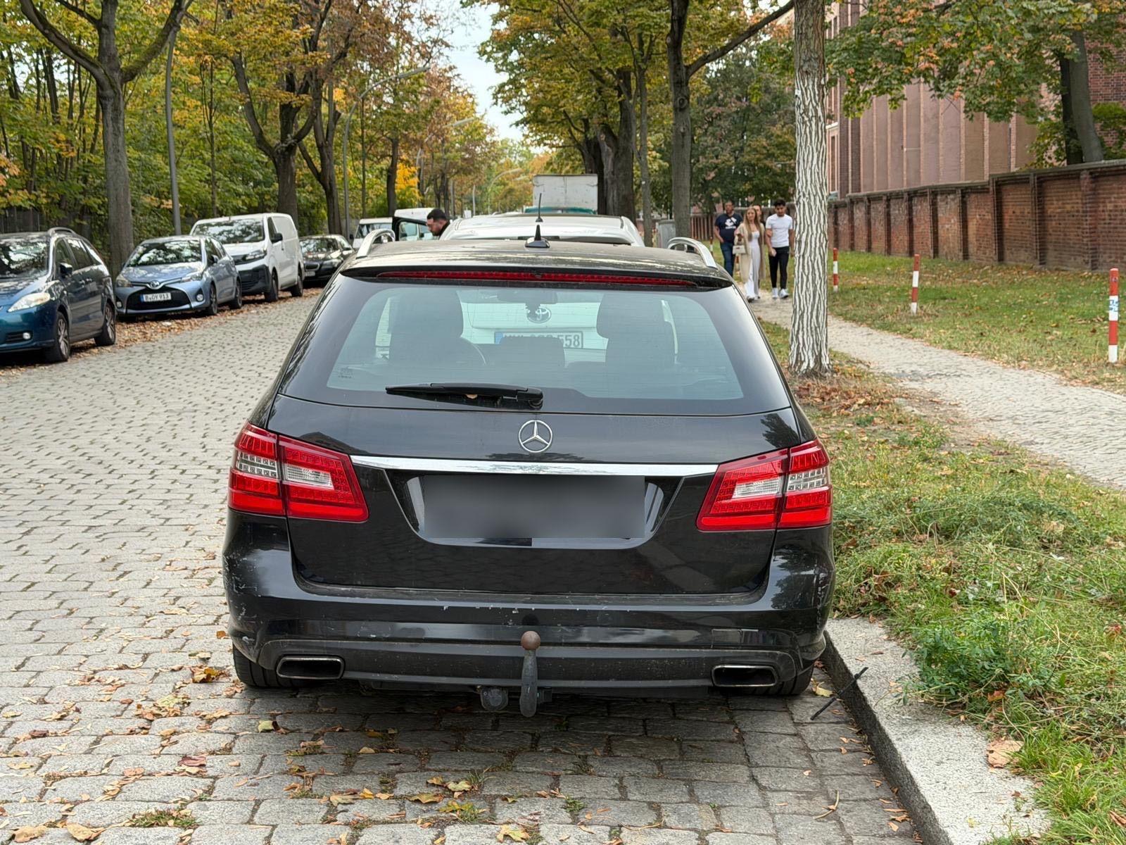 Mercedes-Benz E350 2011 — rear view
