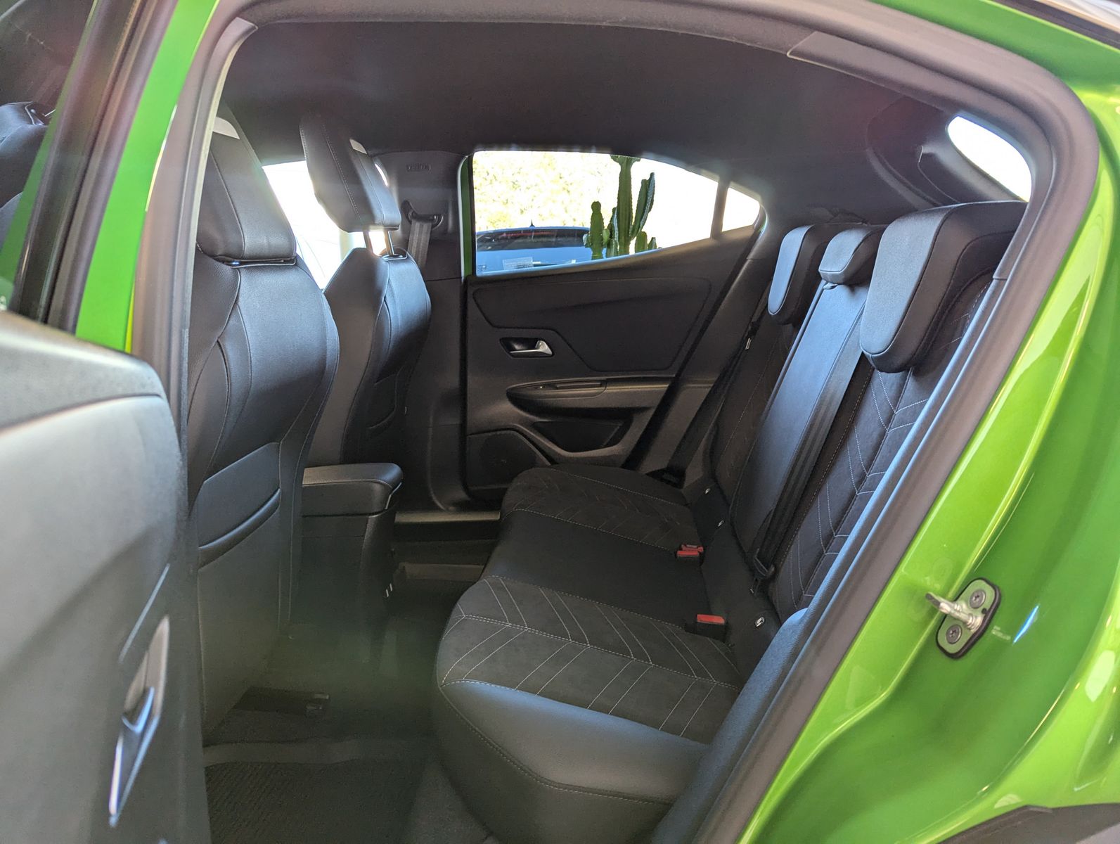 Fahrzeugabbildung Opel Mokka 1.2 Ultimate Aut. Winter-Paket Kamera ACC