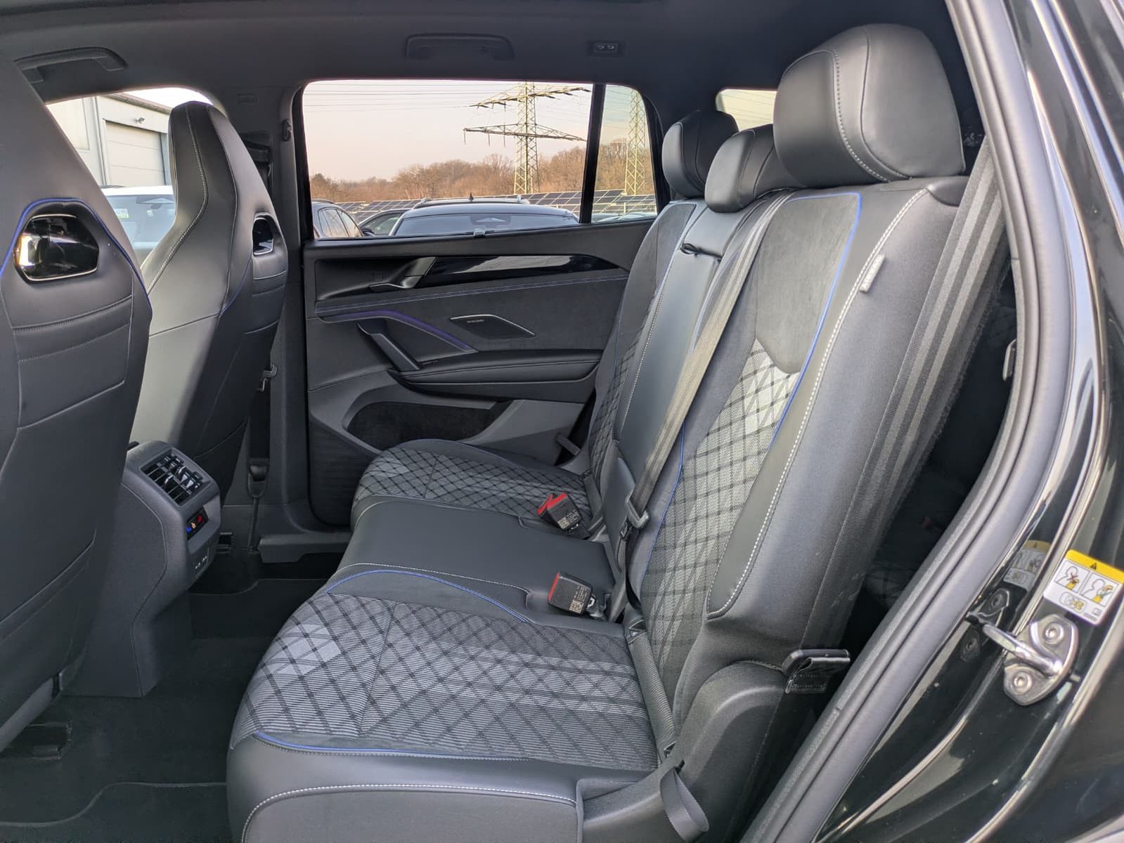 Fahrzeugabbildung Volkswagen Tayron 2.0 TDI 4M R-Line BLACK*7Si*MATRIX*PANO