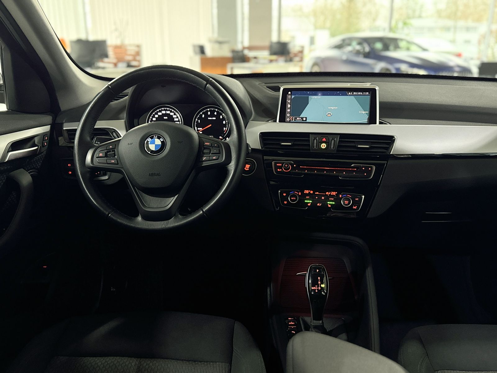 Fahrzeugabbildung BMW X1 sD18i Parkassist Navi LED Geschwindigkeitsreg