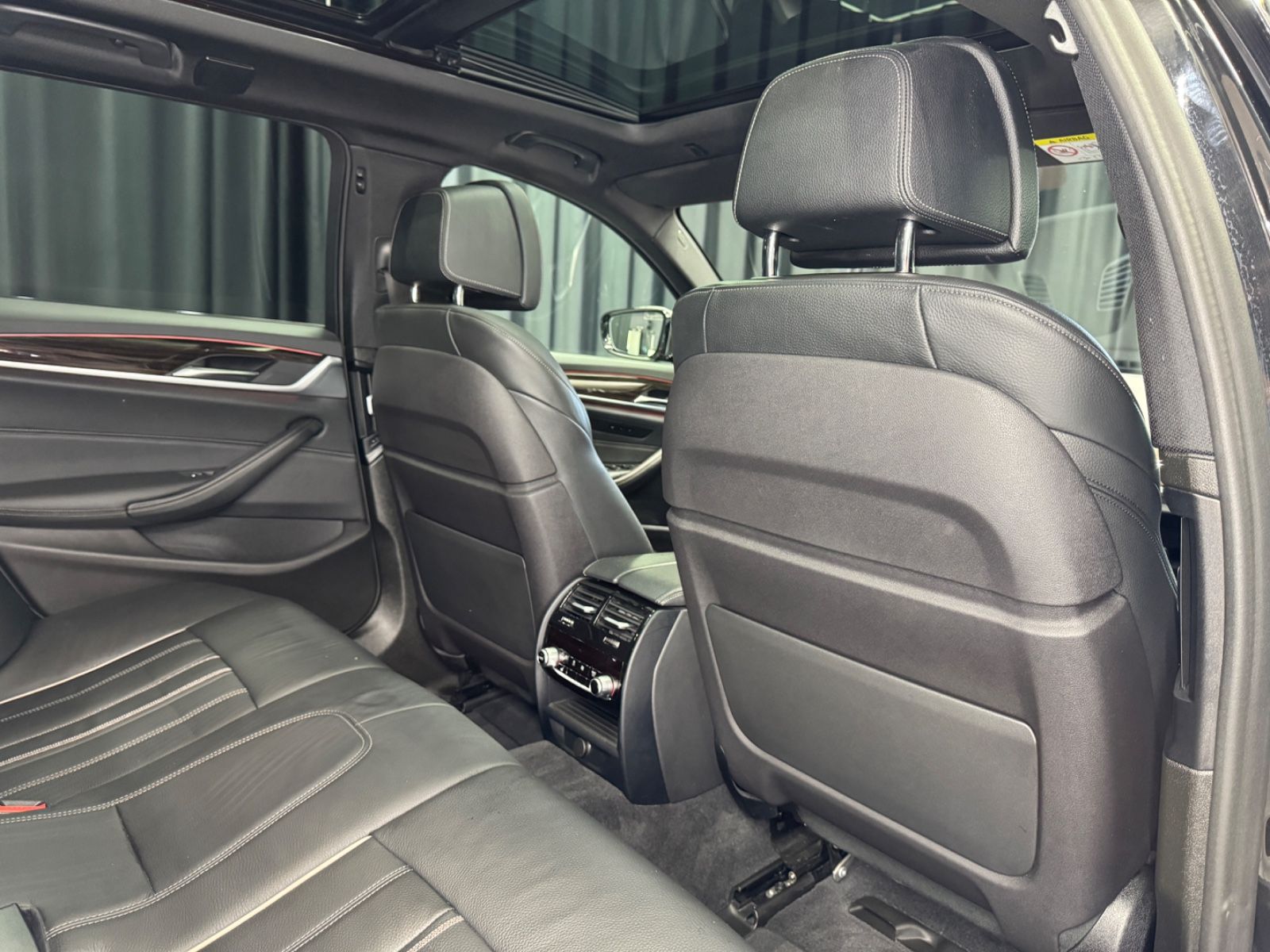 Fahrzeugabbildung BMW M550d xDrive Touring|PANO|NAVI|AHK|1.HAND