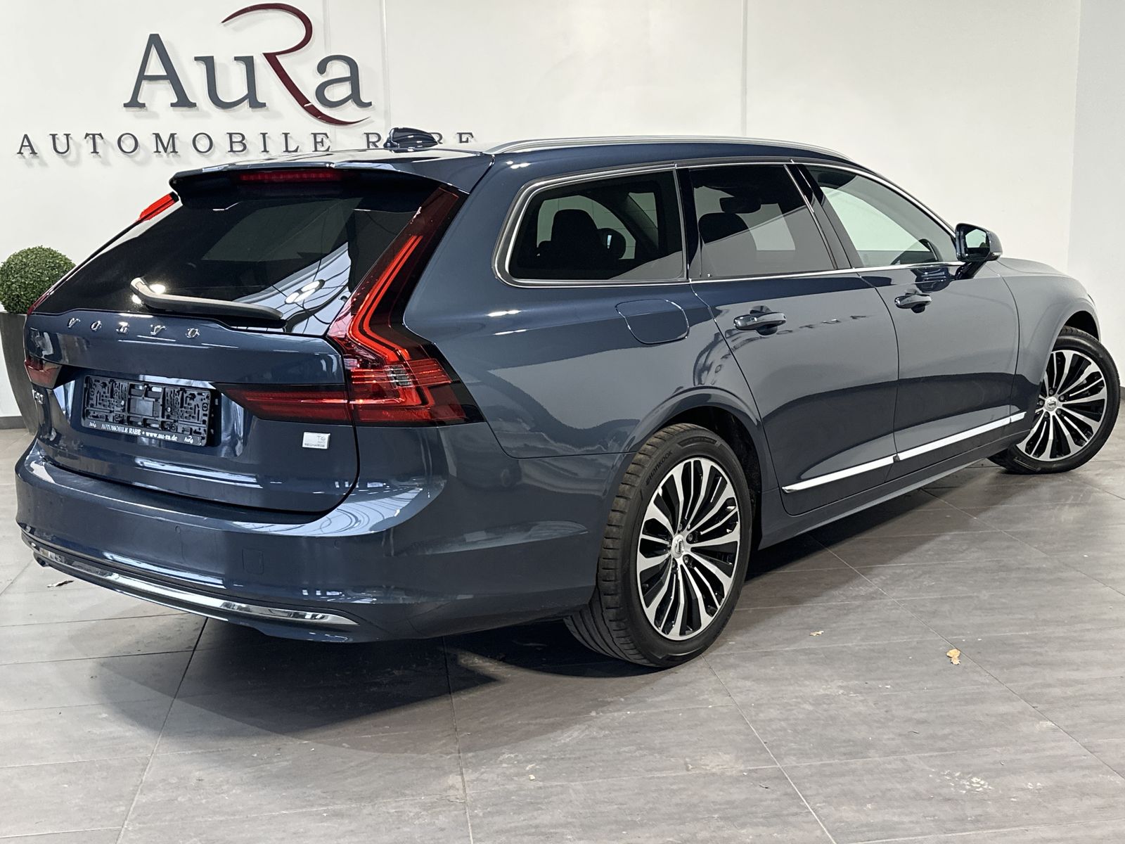 Fahrzeugabbildung Volvo V90 T6 Recharge AWD Core NAV+LED+KAM+AHK+VC+ACC