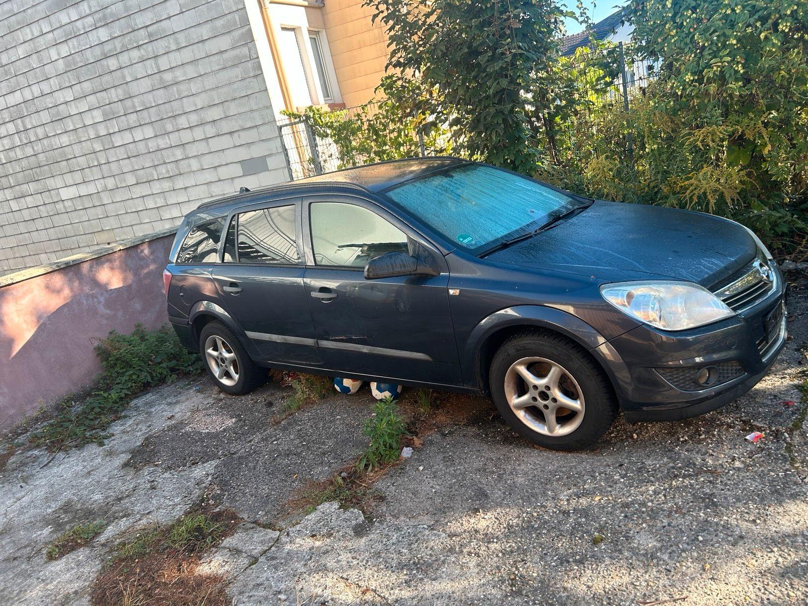Opel Astra 2009 — rear view
