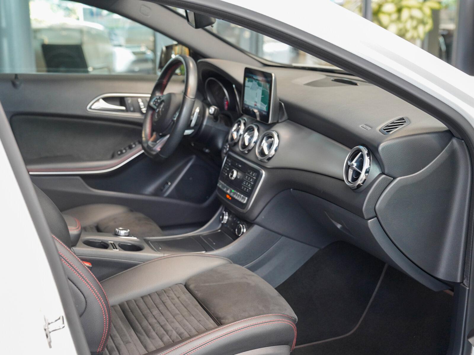 Mercedes-Benz GLA 250 4M AMG Line Night Panorama LED AHK Memo