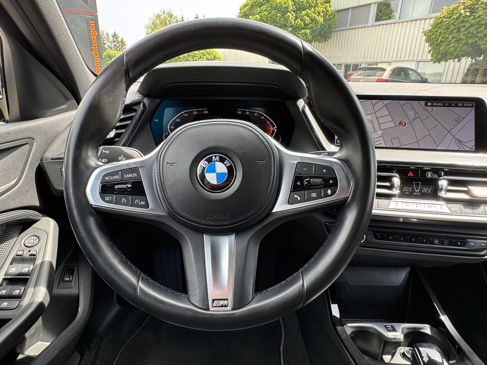 Fahrzeugabbildung BMW 118i Steptr. Sport-Line LED SHZ PDC CarPlay NAV