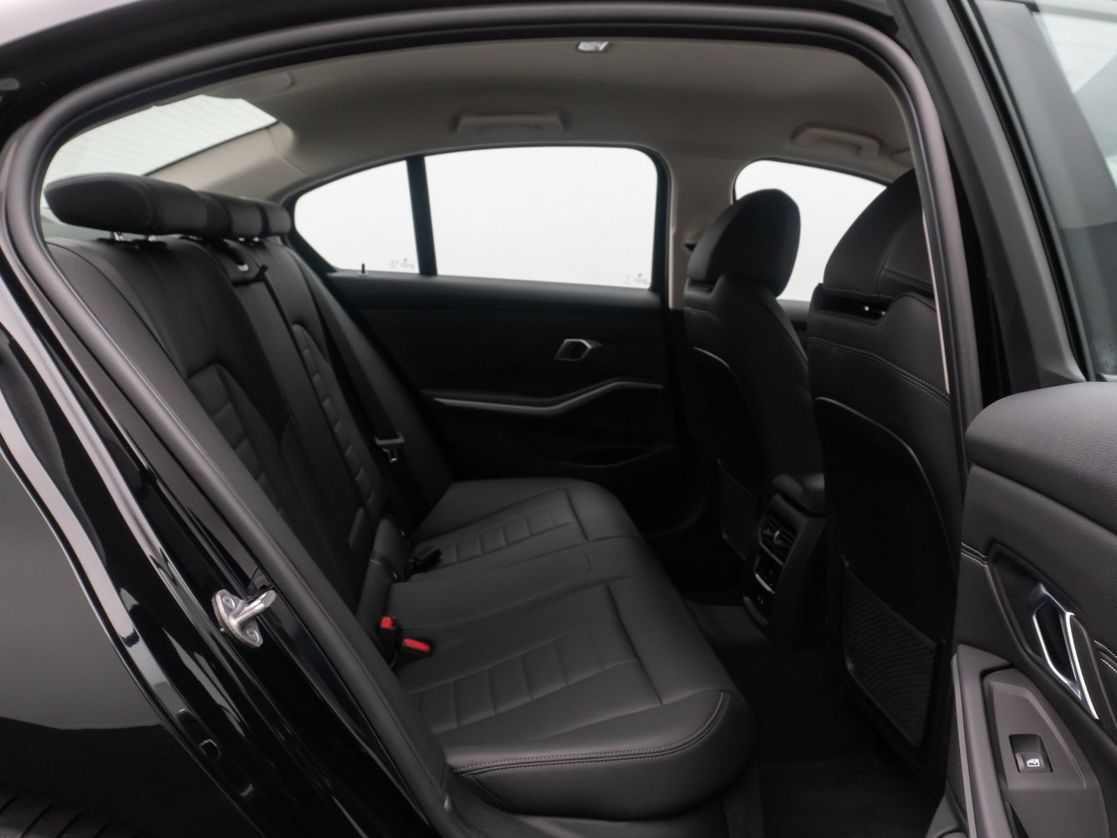 Fahrzeugabbildung BMW 330i GeschwindigReg DAB Komfort HiFi Leder 18Zol