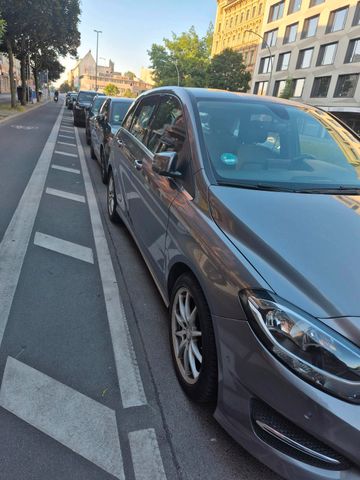 MERCEDES-BENZ B 180