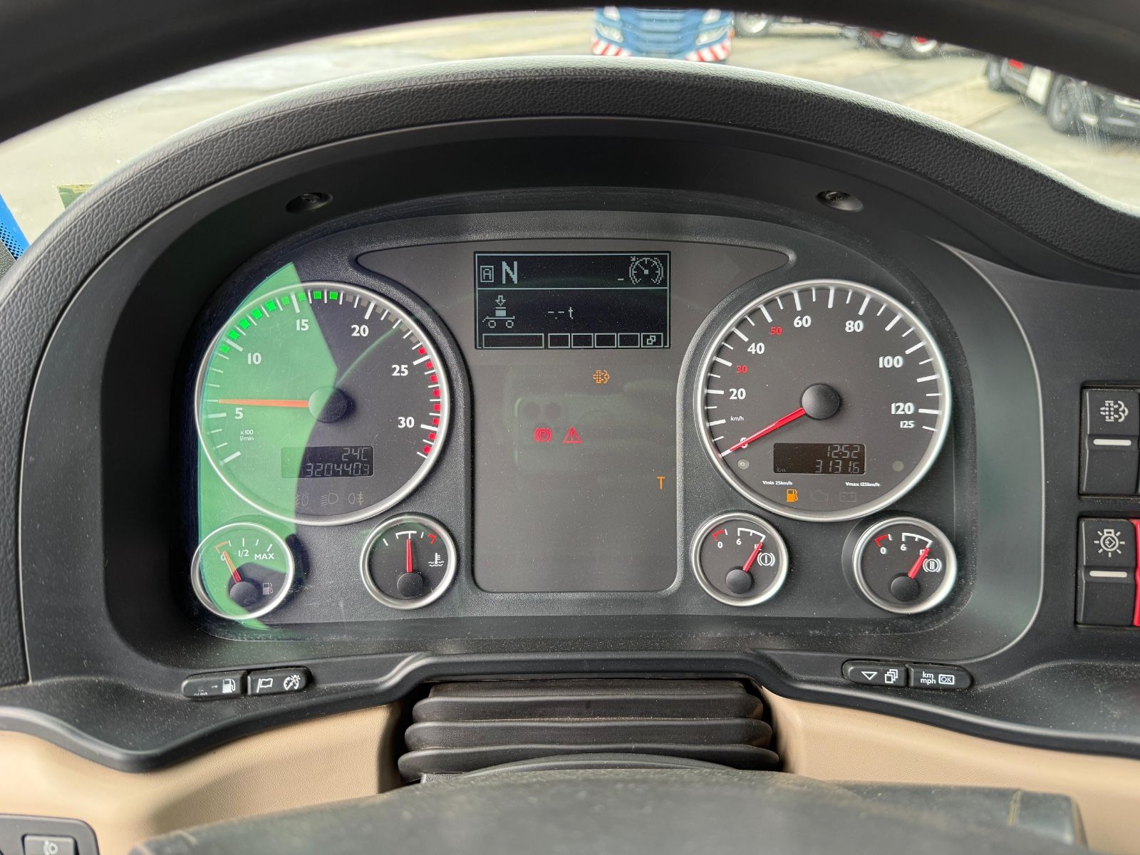 Fahrzeugabbildung MAN TGS 18.460 4x4H BLS SZM mit Hydrauliksystem