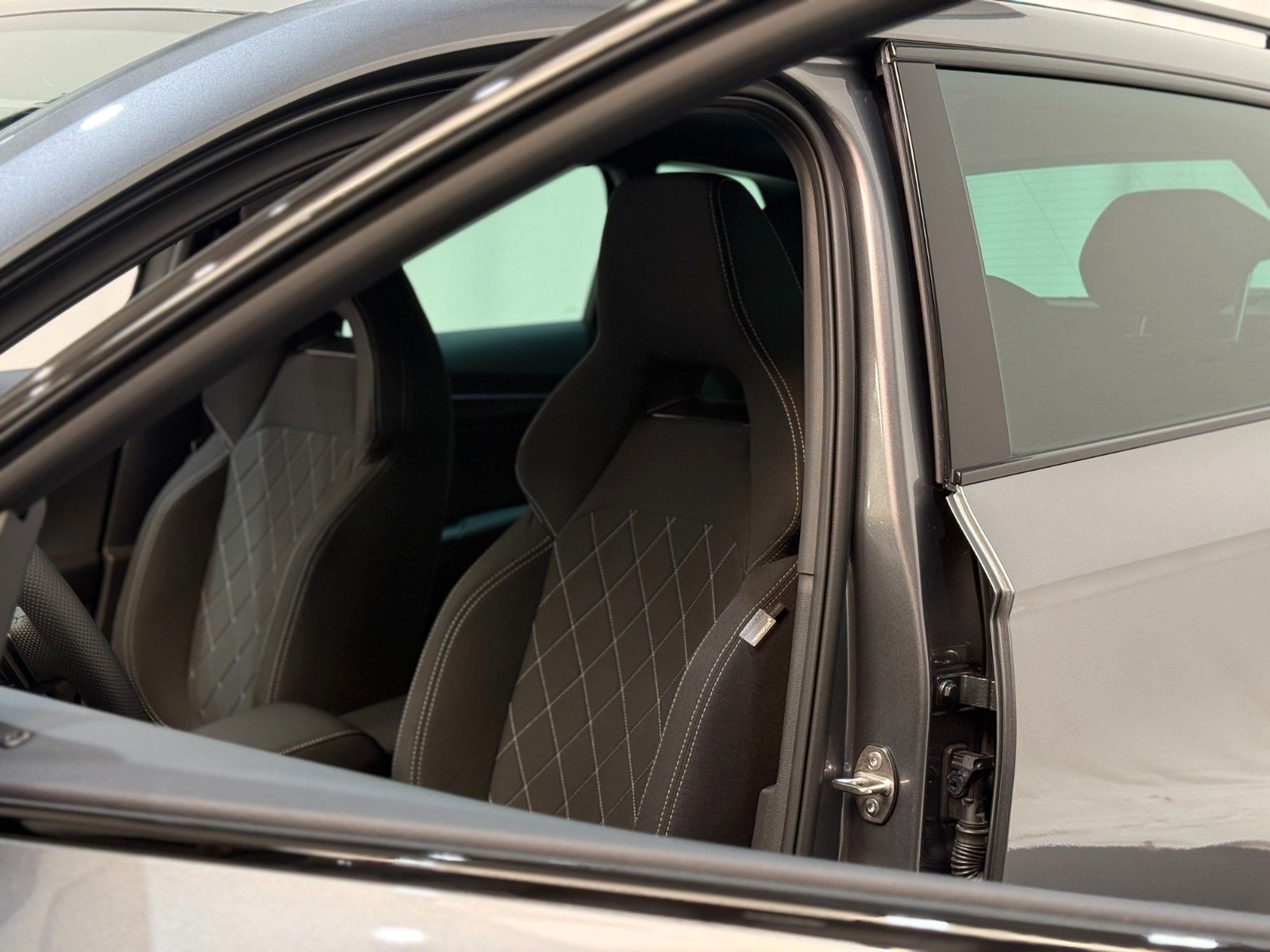 Fahrzeugabbildung SKODA Karoq Sportline / DSG / ACC / Panoramadach