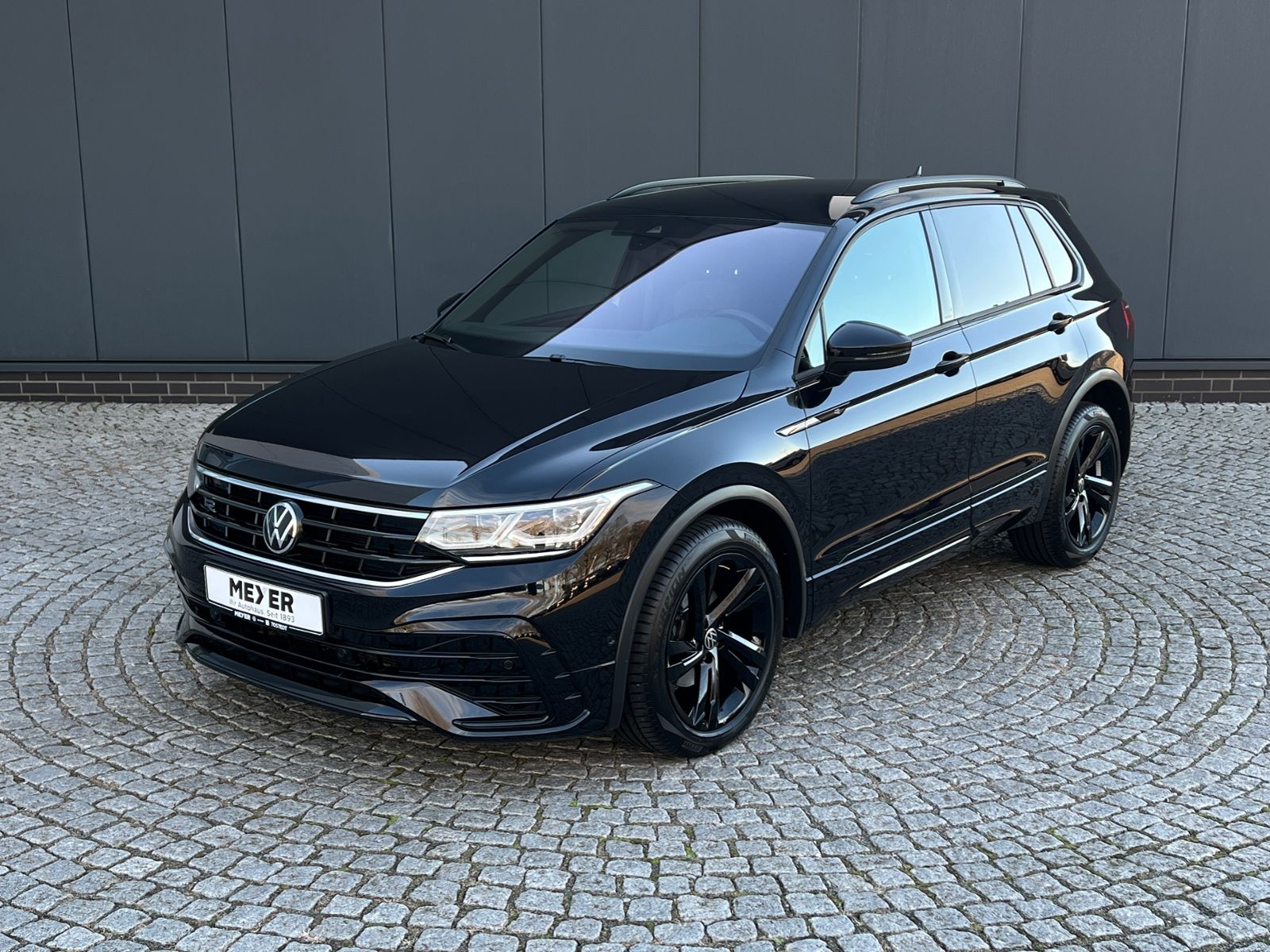 Fahrzeugabbildung Volkswagen Tiguan R-Line 1.5 TSI DSG *AHK, IQ-Light, Black