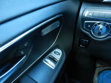 Mercedes V 220 - 9