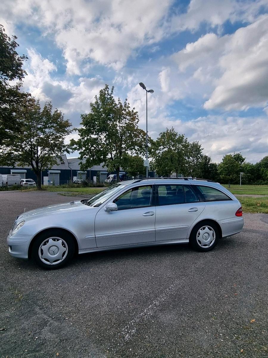 Mercedes-Benz E200 2008 — rear view