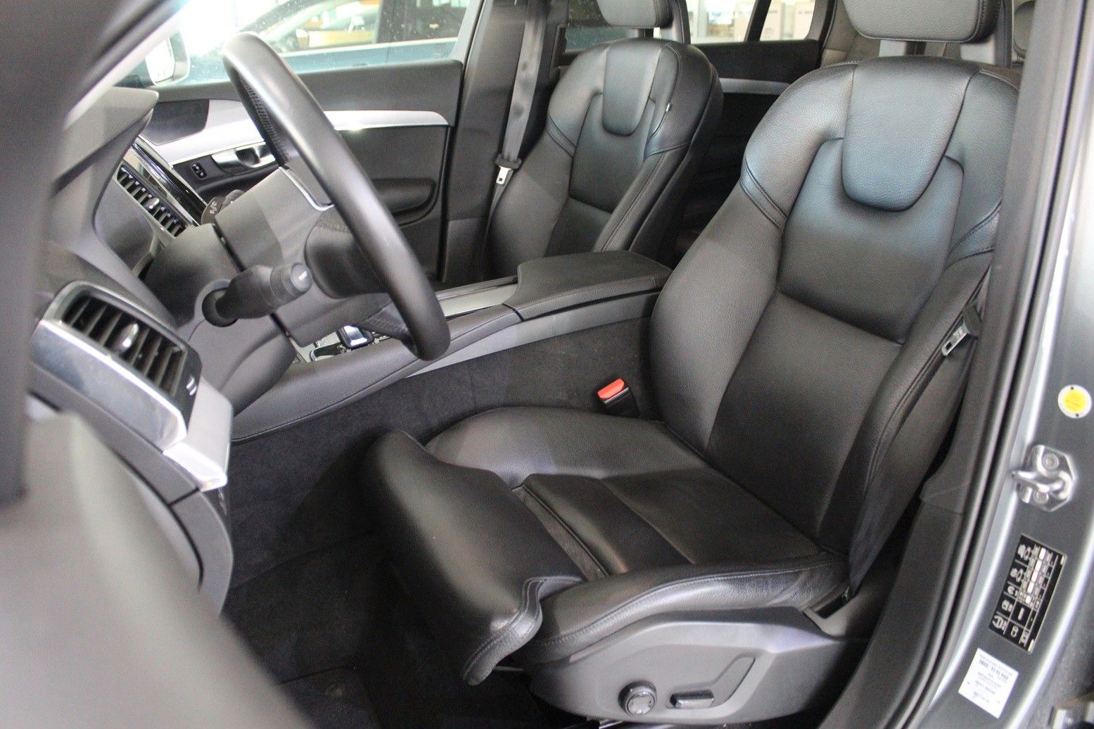 Fahrzeugabbildung Volvo XC90 Momentum Pro  AWD/4xSHZ/LHZ/PANO/LEDER/HUD