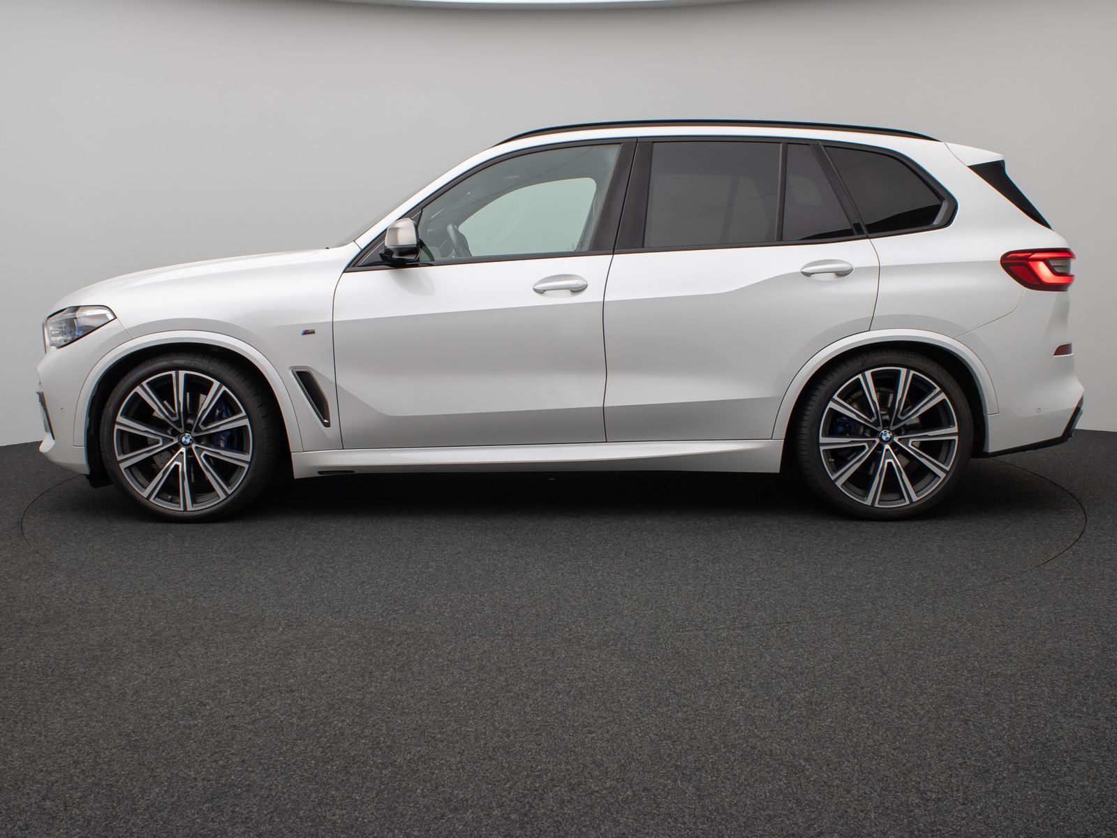 Fahrzeugabbildung BMW X5 M50i Panorama Laser HUD DAB B&W SoftClos Voll
