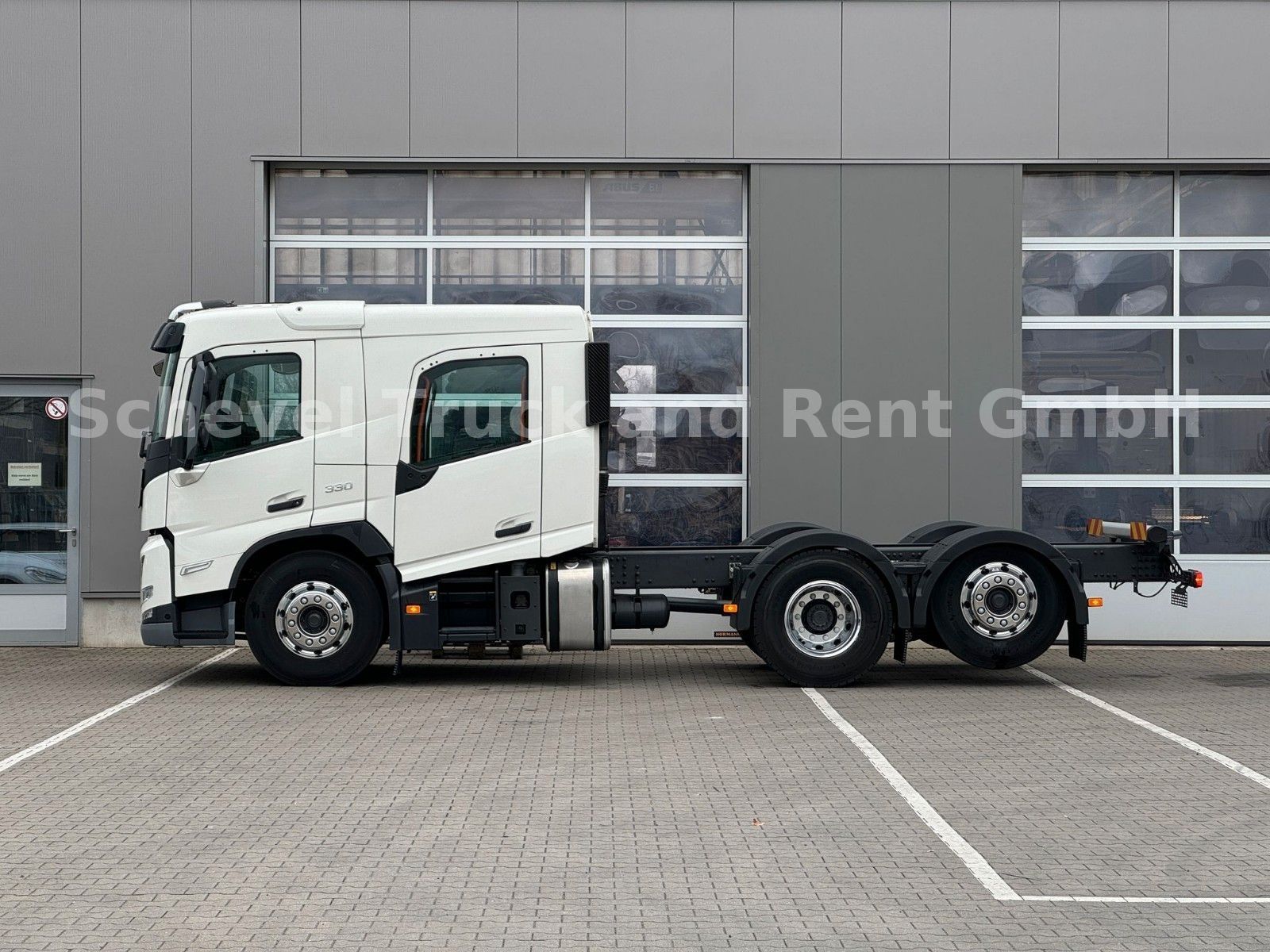 Fahrzeugabbildung Volvo FM 330 6x2 Doppelkabine Fahrgestell ADR