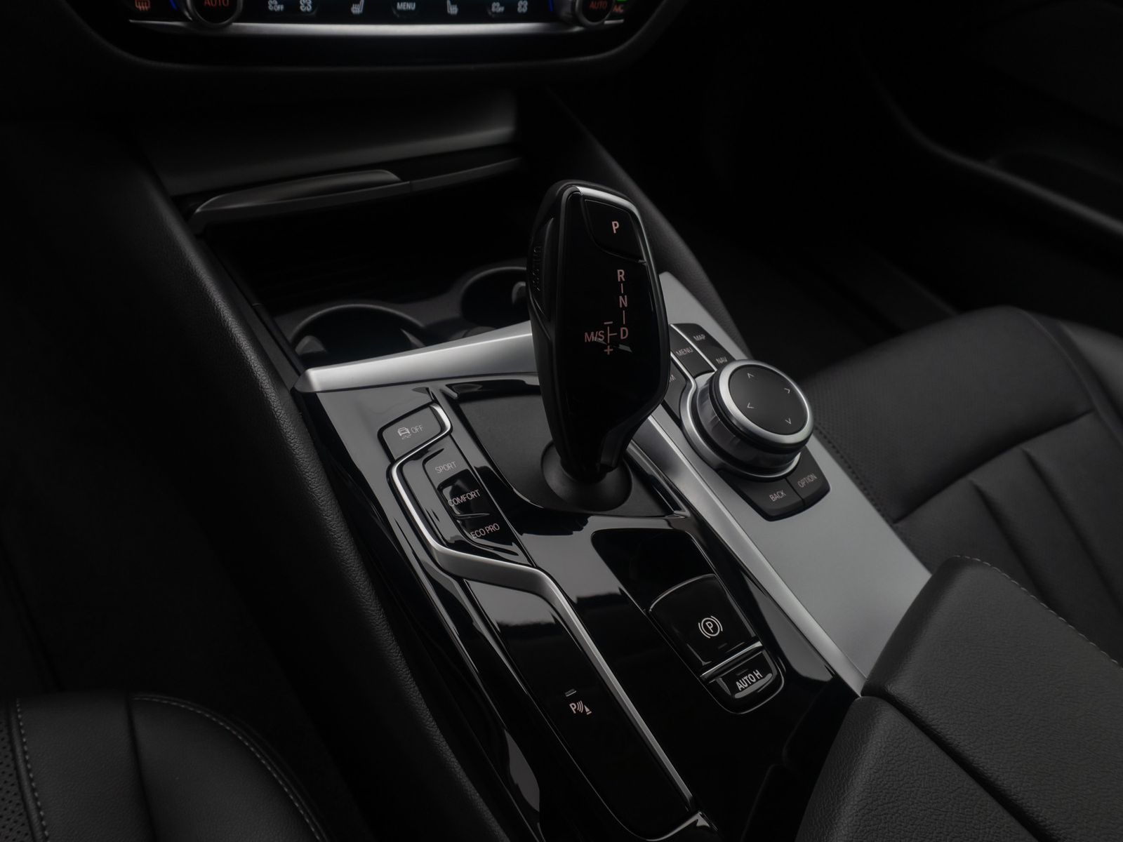 Fahrzeugabbildung BMW 520d DriveAssist AHK 4xKlima Alarm DAB Kamera