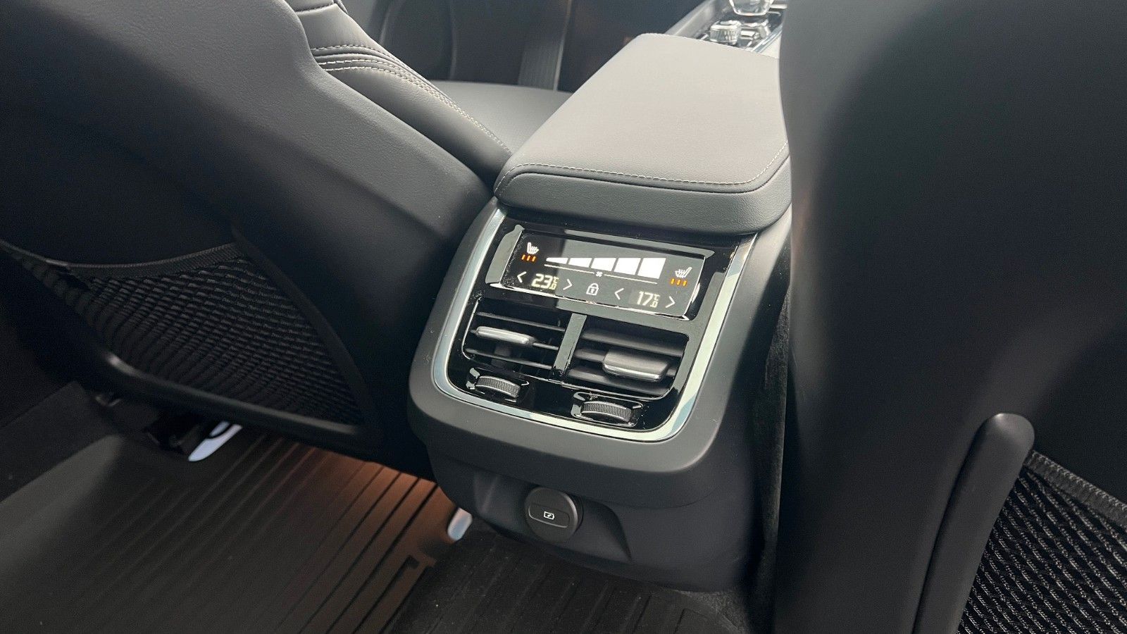 Fahrzeugabbildung Volvo V60 B4 CC Ultimate AWD*B&W*360°*SH*Massage*