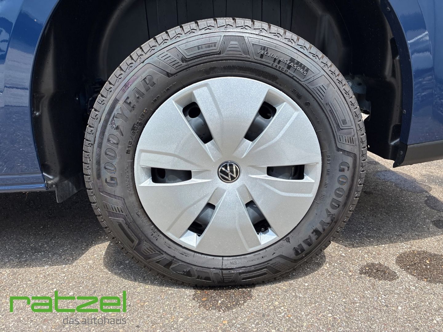 Fahrzeugabbildung Volkswagen T7 Caravelle BEV 100kW 9-Sitzer+Allwetter+ 64kWh