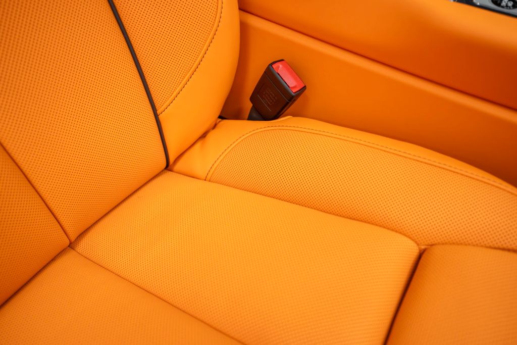 Cullinan BLACK BADGE 2026 BLACK/ORANGE FOOTREST - Bild 26