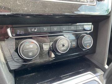 Fahrzeugabbildung Volkswagen Passat Lim. Comfortline, Aut., Navi, Vollleder