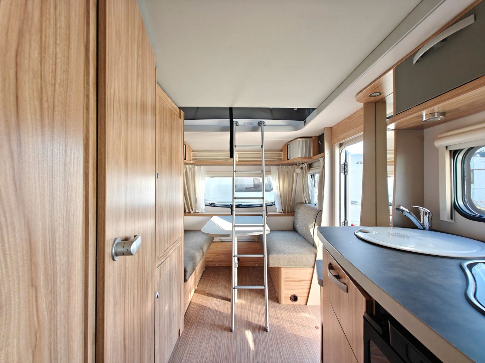 Fahrzeugabbildung HYMER / ERIBA / HYMERCAR Feeling 425 Schlafdach - SPRING SALE -