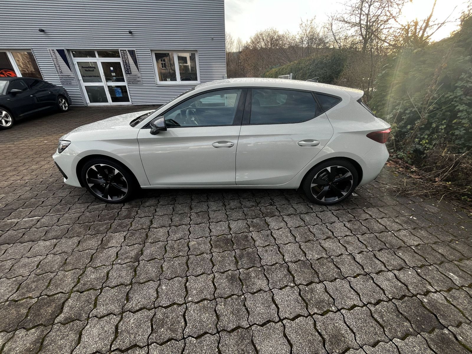 Fahrzeugabbildung CUPRA Leon 1.5 eTSI 110 kW SHZ PDC LED CARPLAY LHZ 18"