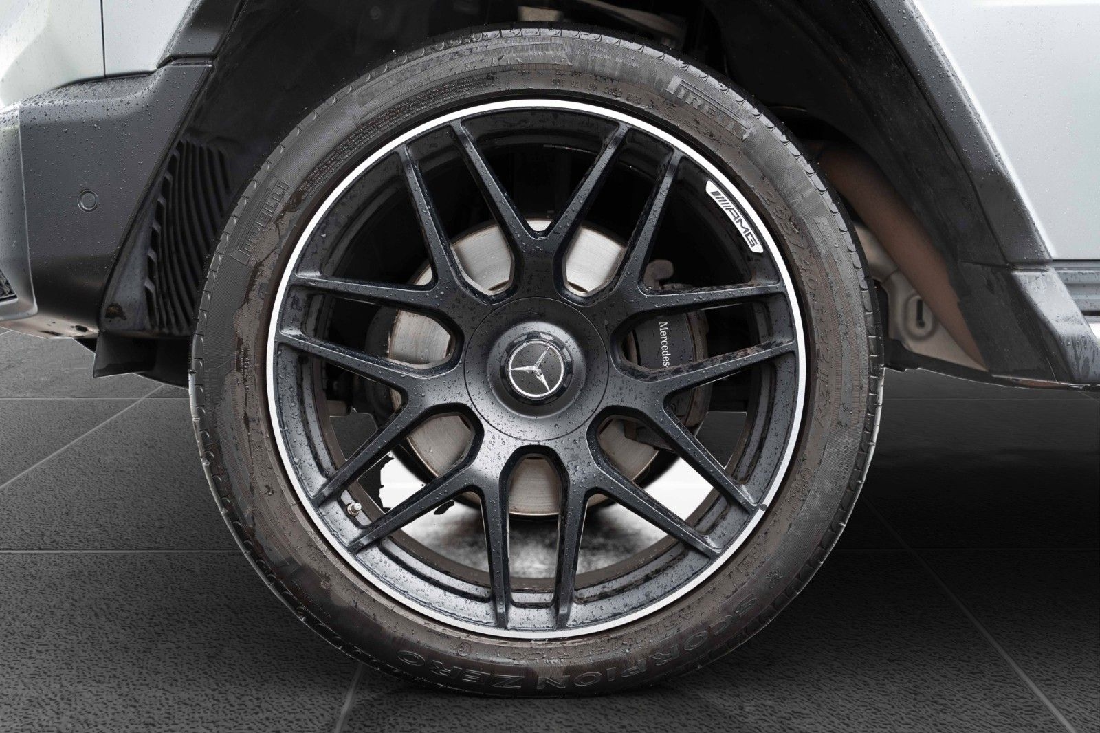 Fahrzeugabbildung Mercedes-Benz G500 V8 AMG BURM MEMORY CARBON 20" PANO 360° G63