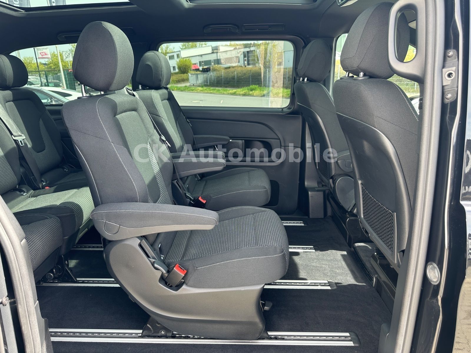 Fahrzeugabbildung Mercedes-Benz V300d EDITION 4Matic AMG-Line/7 Sitze/Pano/LED