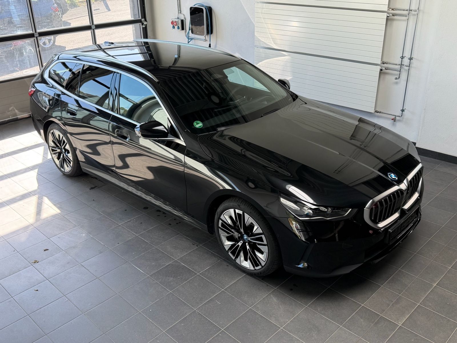 BMW i5 Touring 40 eDrive Bowers_HUD_360 Grad_22KW AC imagem 3