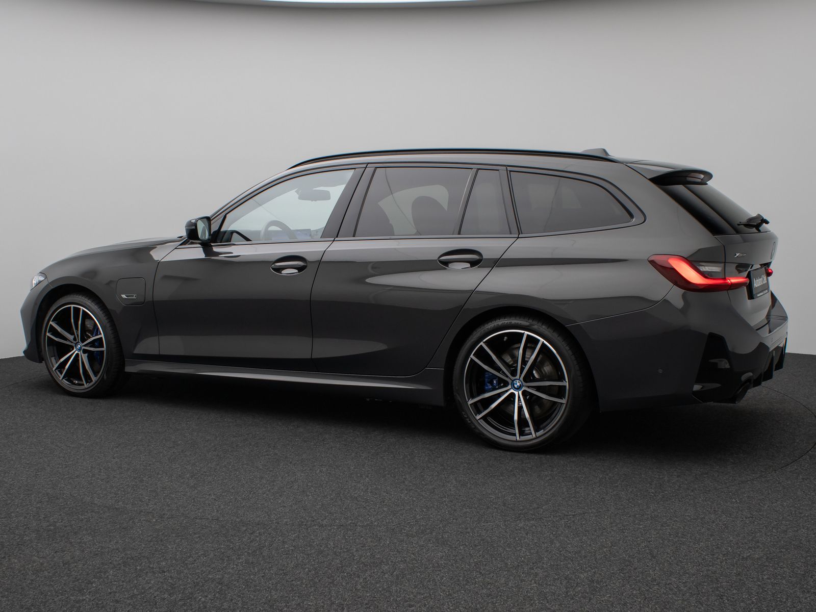 Fahrzeugabbildung BMW 330e xD M Sport Panorama Kamera HUD H/K AHK 19"
