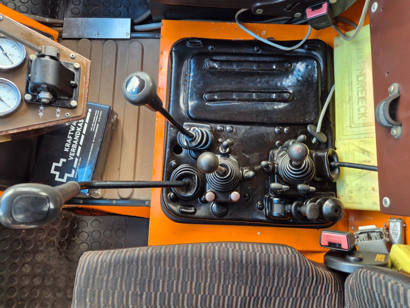 Fahrzeugabbildung Mercedes-Benz Unimog U1600 4x4 Zweiweg ZW 100 S Railway 11584h