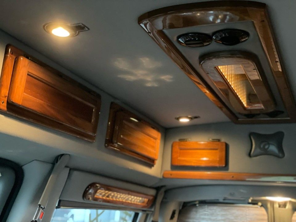 Fahrzeugabbildung Chevrolet Express Chevy Van Cobra Conversion High Top