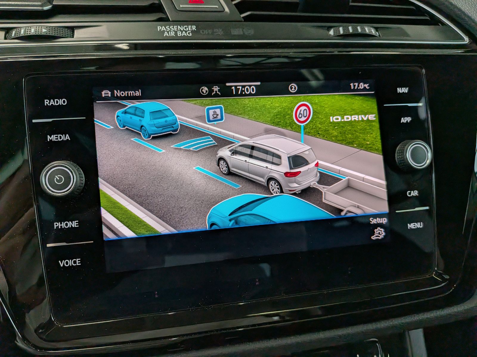 Fahrzeugabbildung Volkswagen Touran 2.0 DSG R-Line High Pano 7-Si IQ AHK VOLL