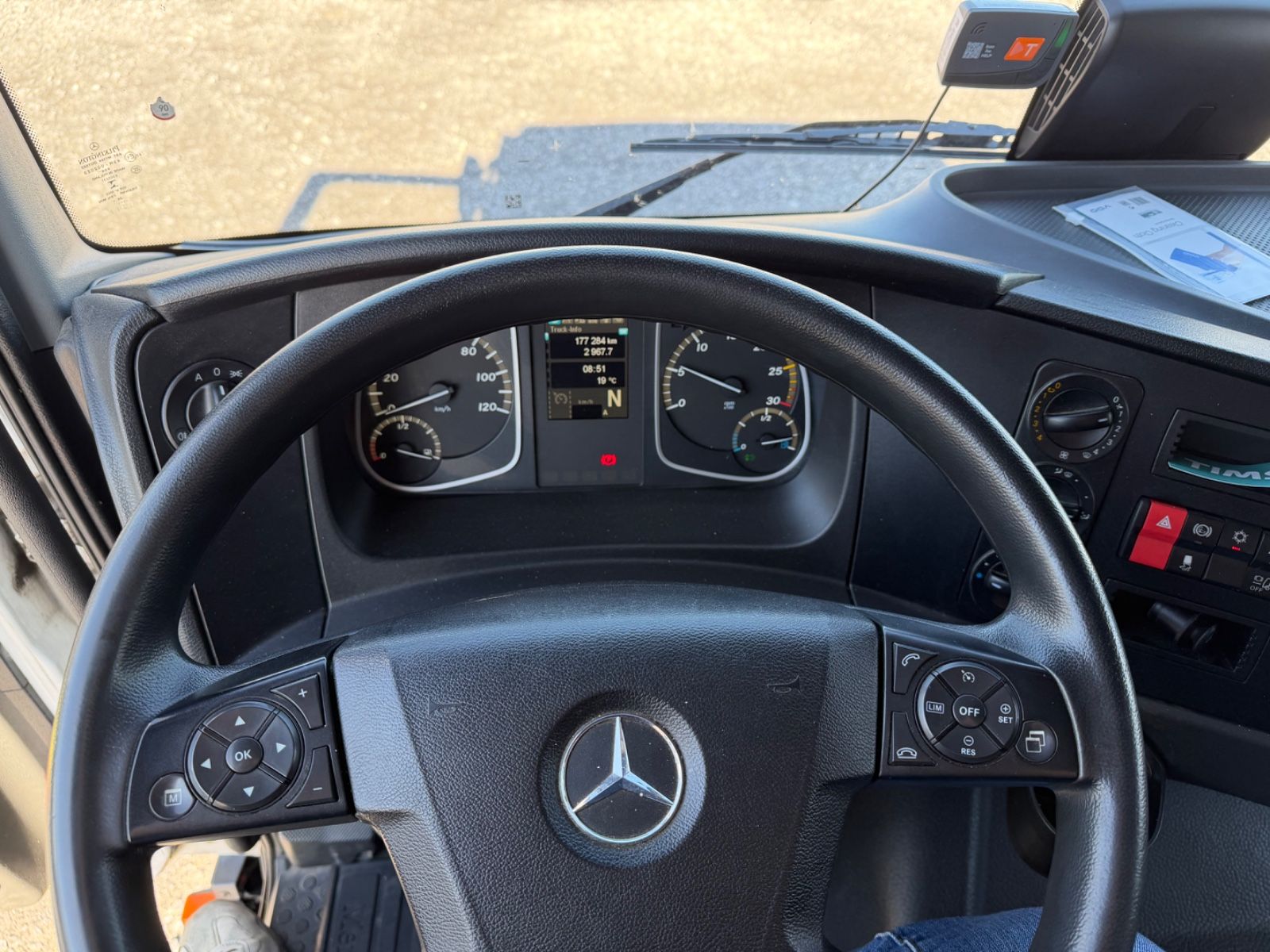 Fahrzeugabbildung Mercedes-Benz Atego 1524 L Autom. Curtainsider LBW AHK