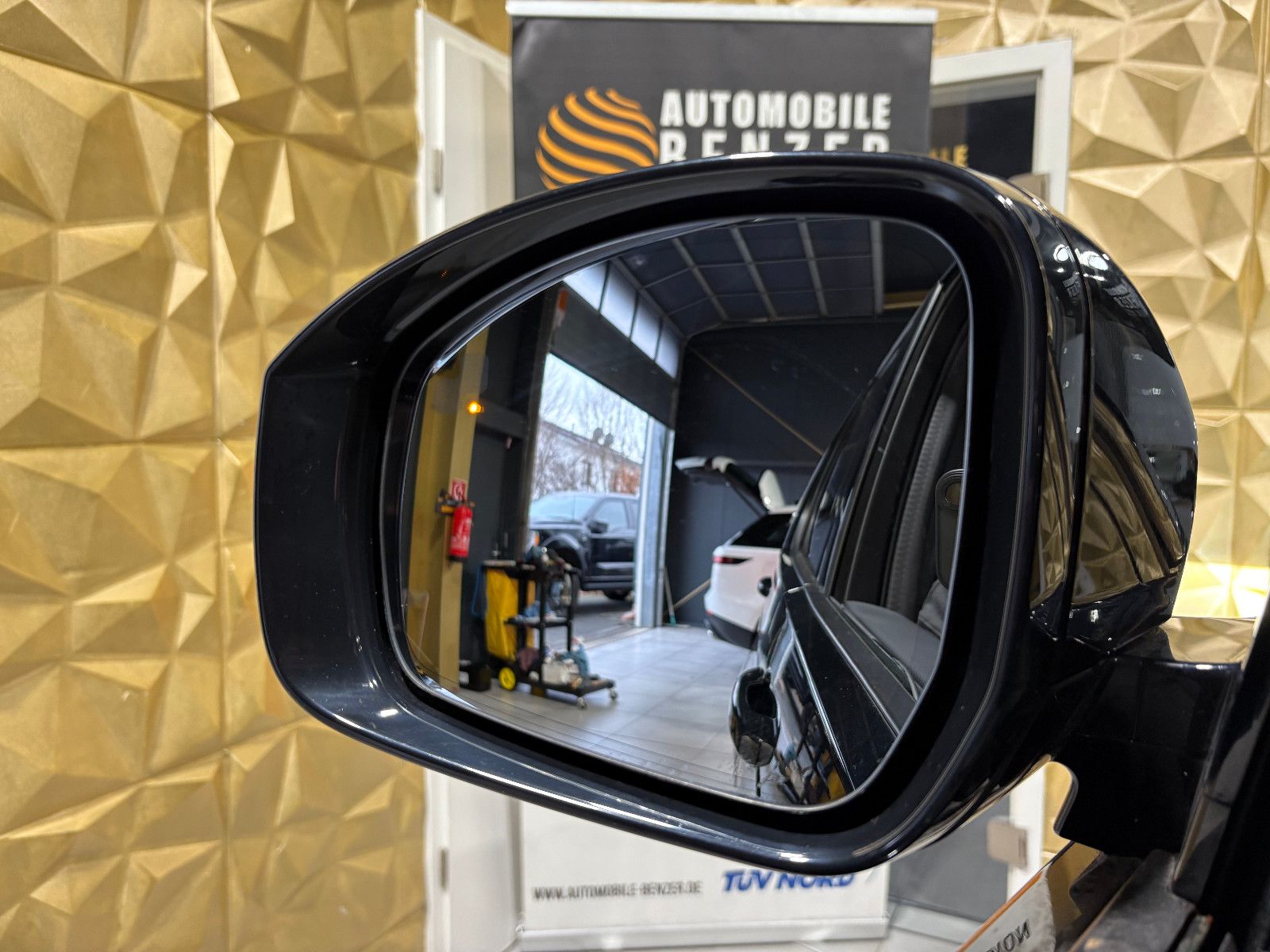 Fahrzeugabbildung Land Rover Discovery 5 R-Dynamic SE AWD/7-SITZER/360''KAM