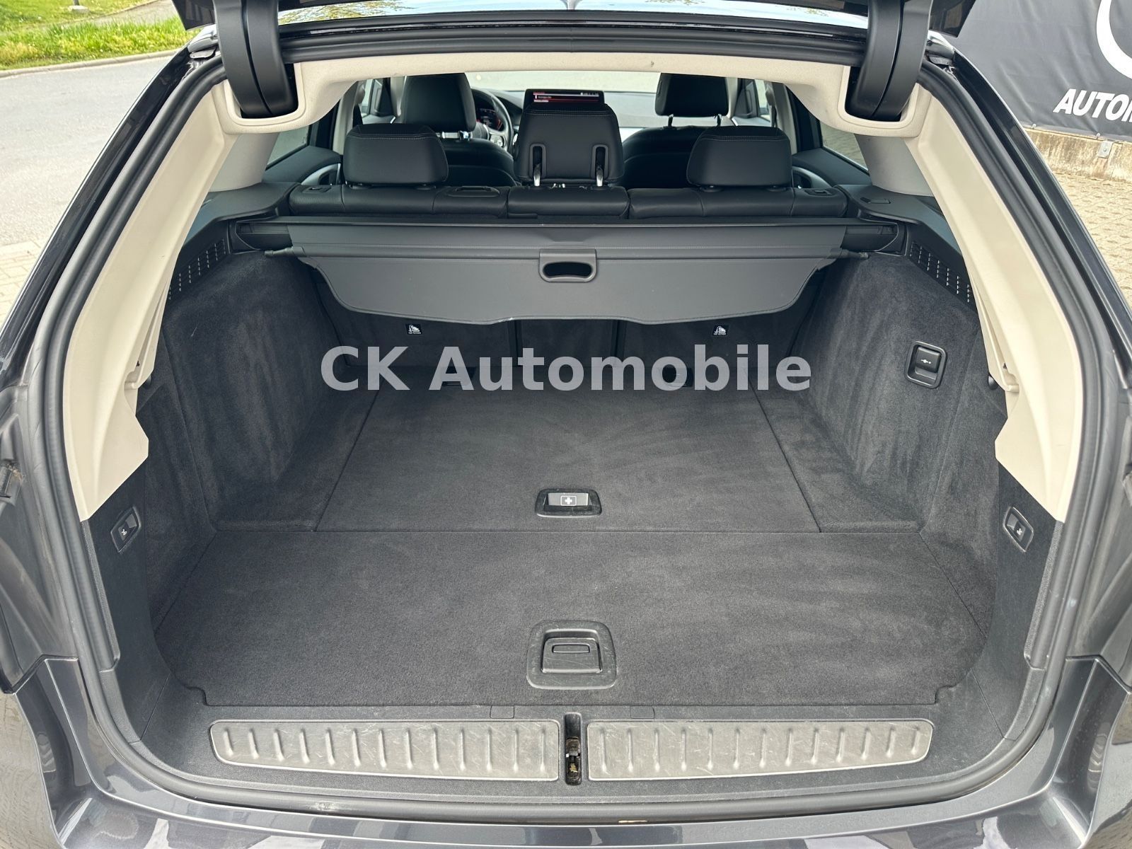 Fahrzeugabbildung BMW 520d Touring/Navi/Leder/Head-Up/Kamera/LED/ACC
