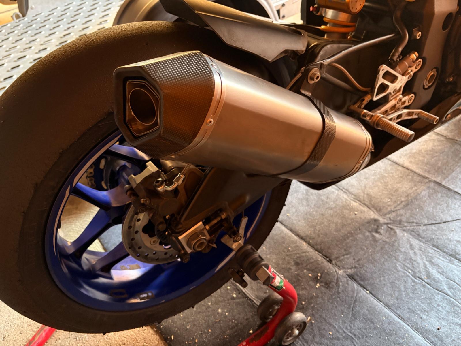 Yamaha R1 RN49 Racebike mit Öhlins Fahrwerk