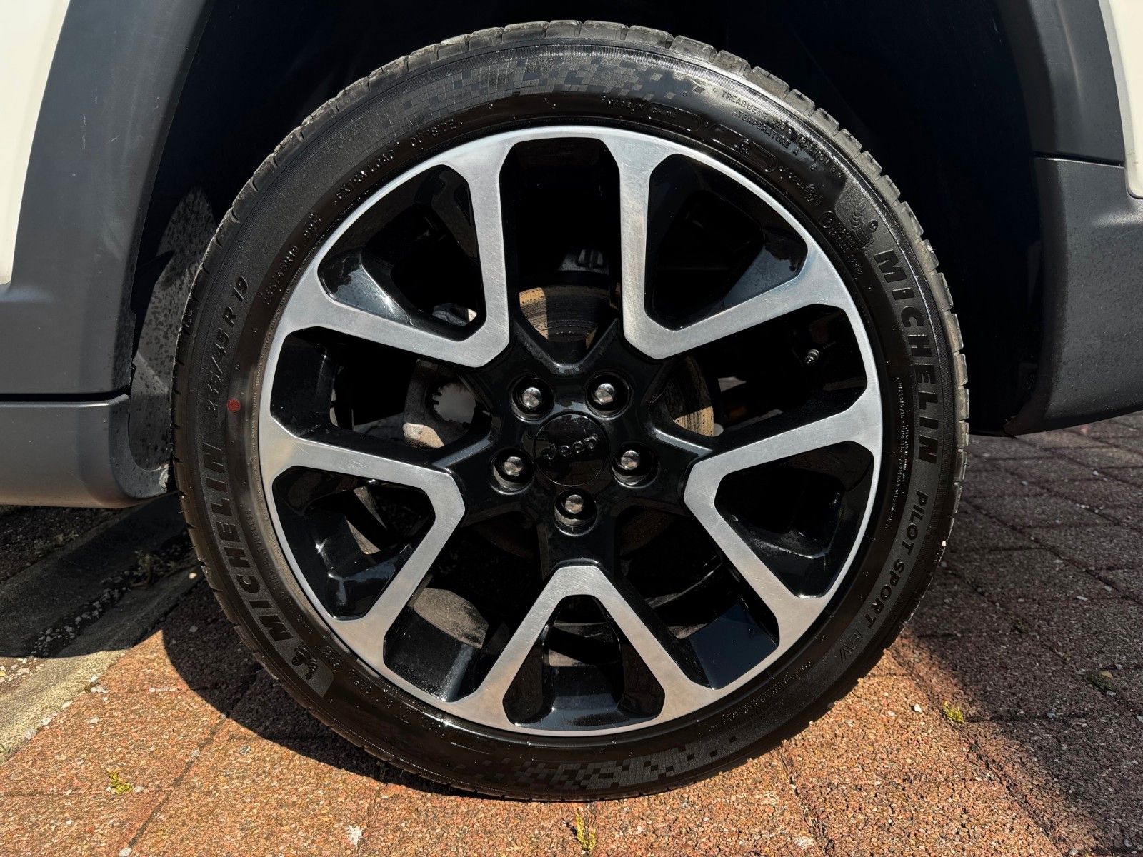 Fahrzeugabbildung Jeep COMPASS LIMITED 4X4 GLASDACH SITZKÜHLUNG DIESEL