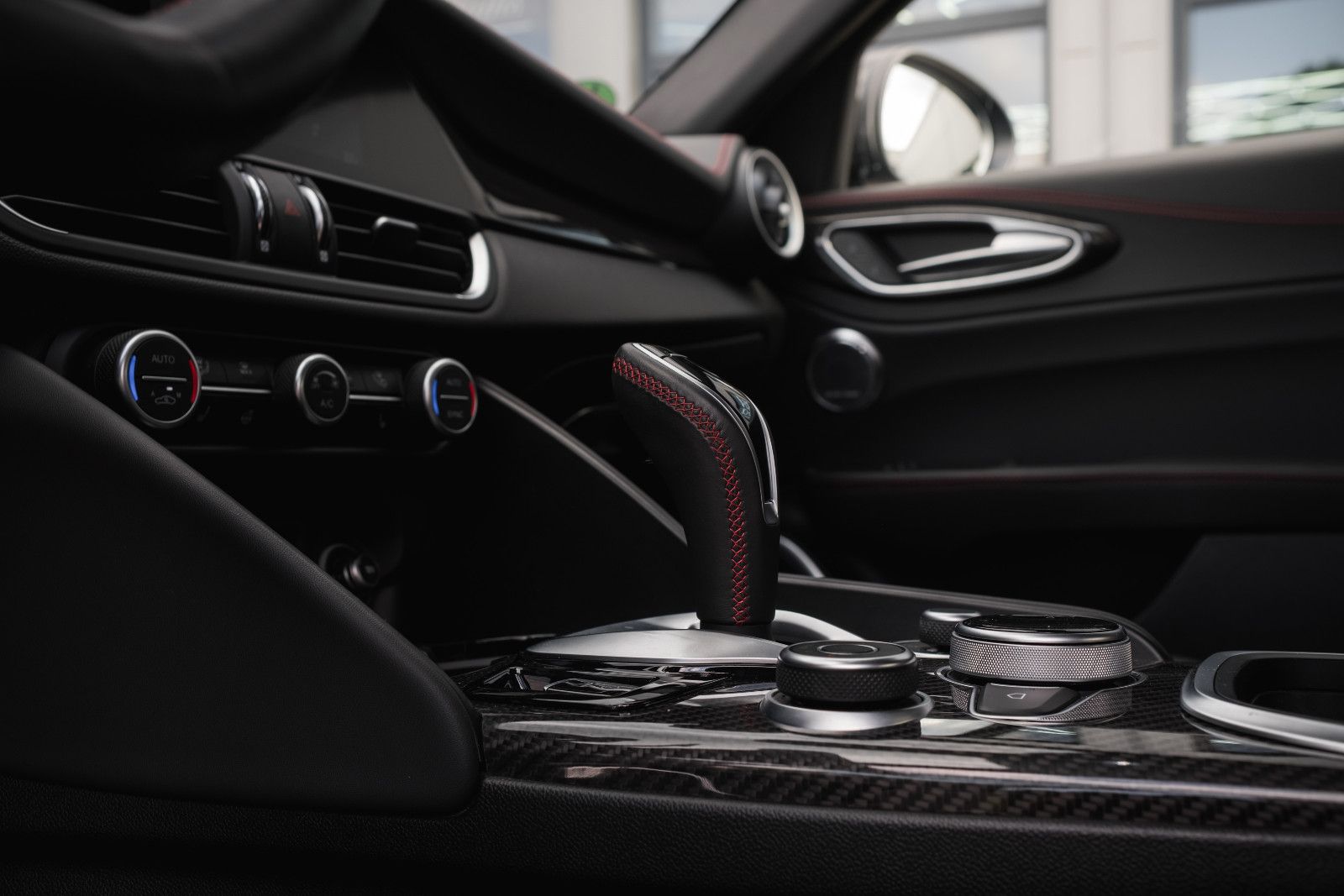 Fahrzeugabbildung Alfa Romeo Giulia Quadrifoglio-Akrapovic-HarmanKardon