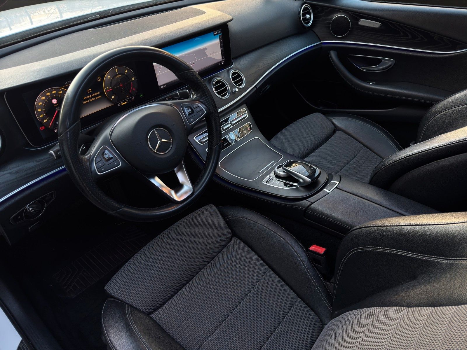 Fahrzeugabbildung Mercedes-Benz E 220d Lim. Pano/Widescreen/Kamera/MBeam