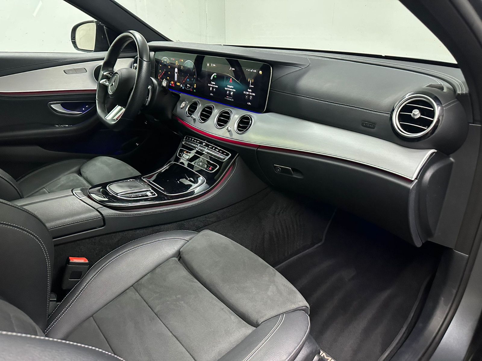 Fahrzeugabbildung Mercedes-Benz E 300 de 4MATIC T AMG-LINE*PANO*AHK*MAGNO