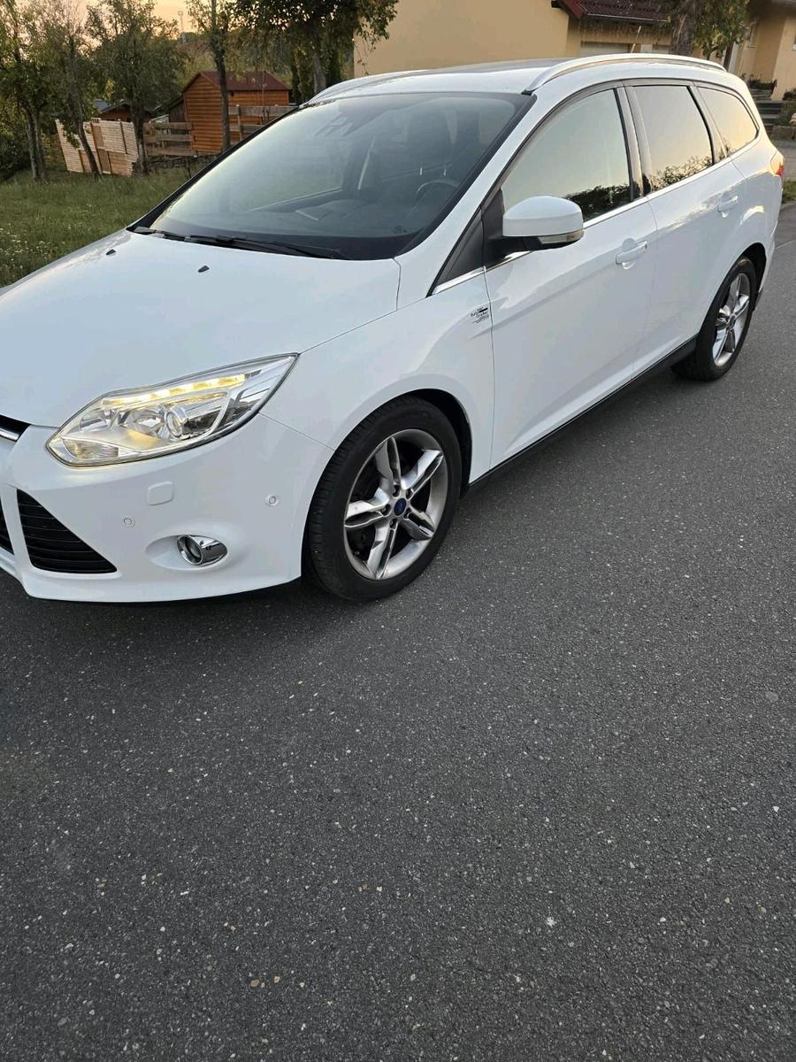 Ford Focus 2013 — вигляд ззаду