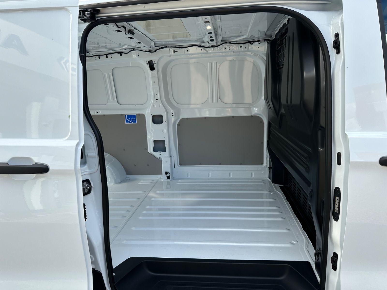 Fahrzeugabbildung Volkswagen T7 Transporter 2.0 TDI LR Navi/LED/GRA/Einparkh
