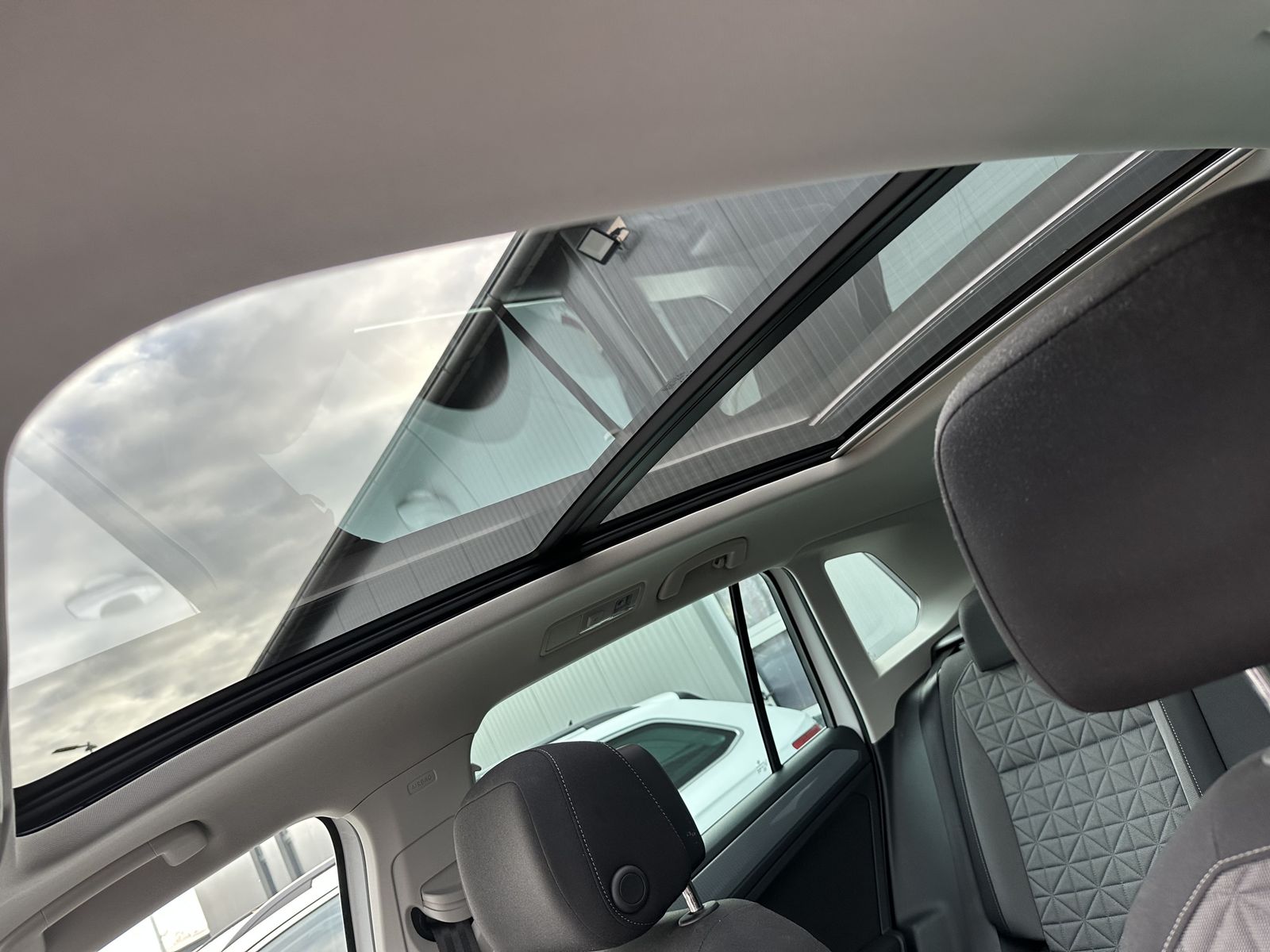 Fahrzeugabbildung Volkswagen Tiguan 2.0 TDI DSG Life NAV+LED+AHK+PANO+17ZO+PP