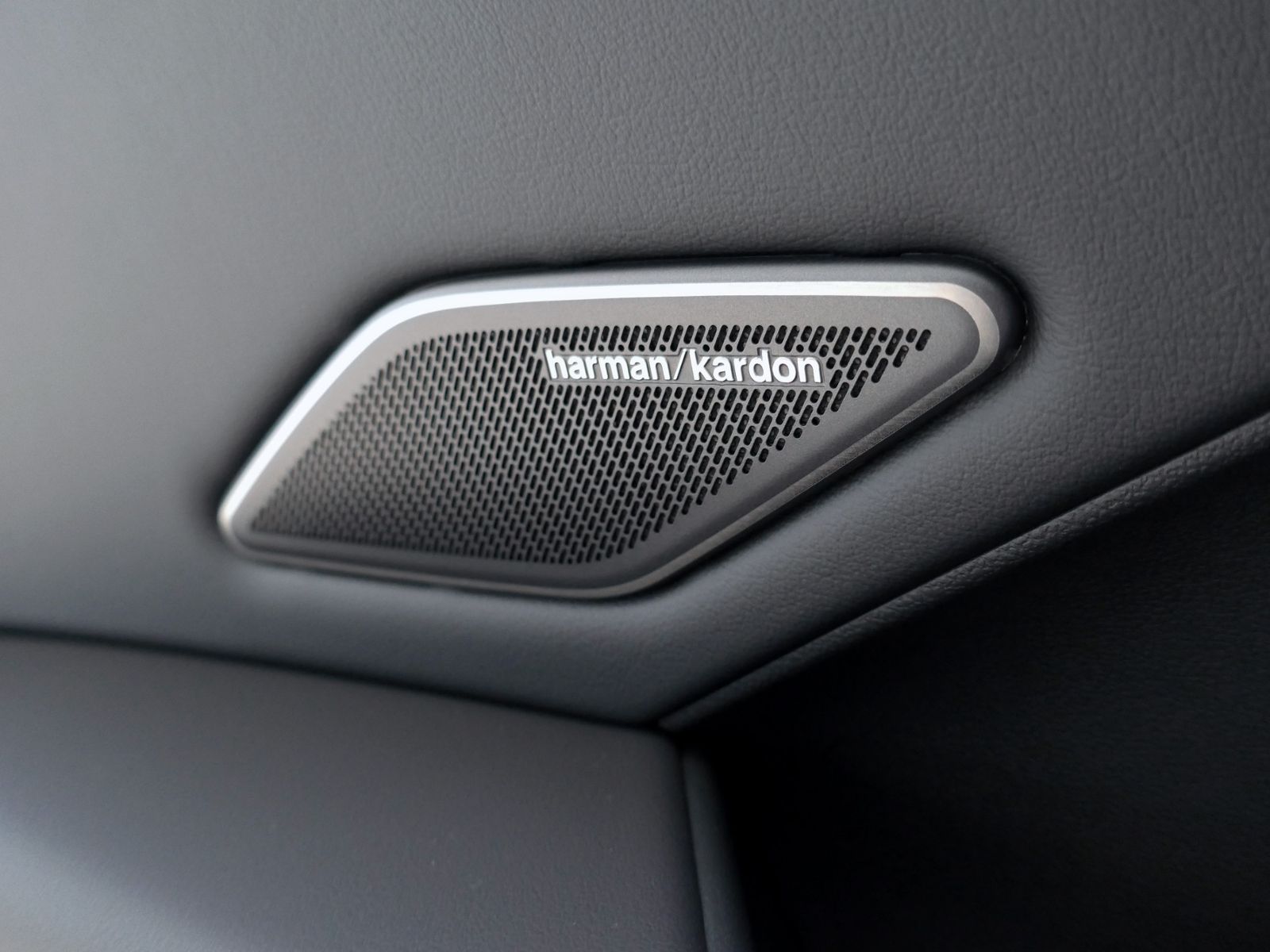 Fahrzeugabbildung Volkswagen T-Roc R-Line 1.5 eTSI DSG | LED AHK RFK ACC Navi