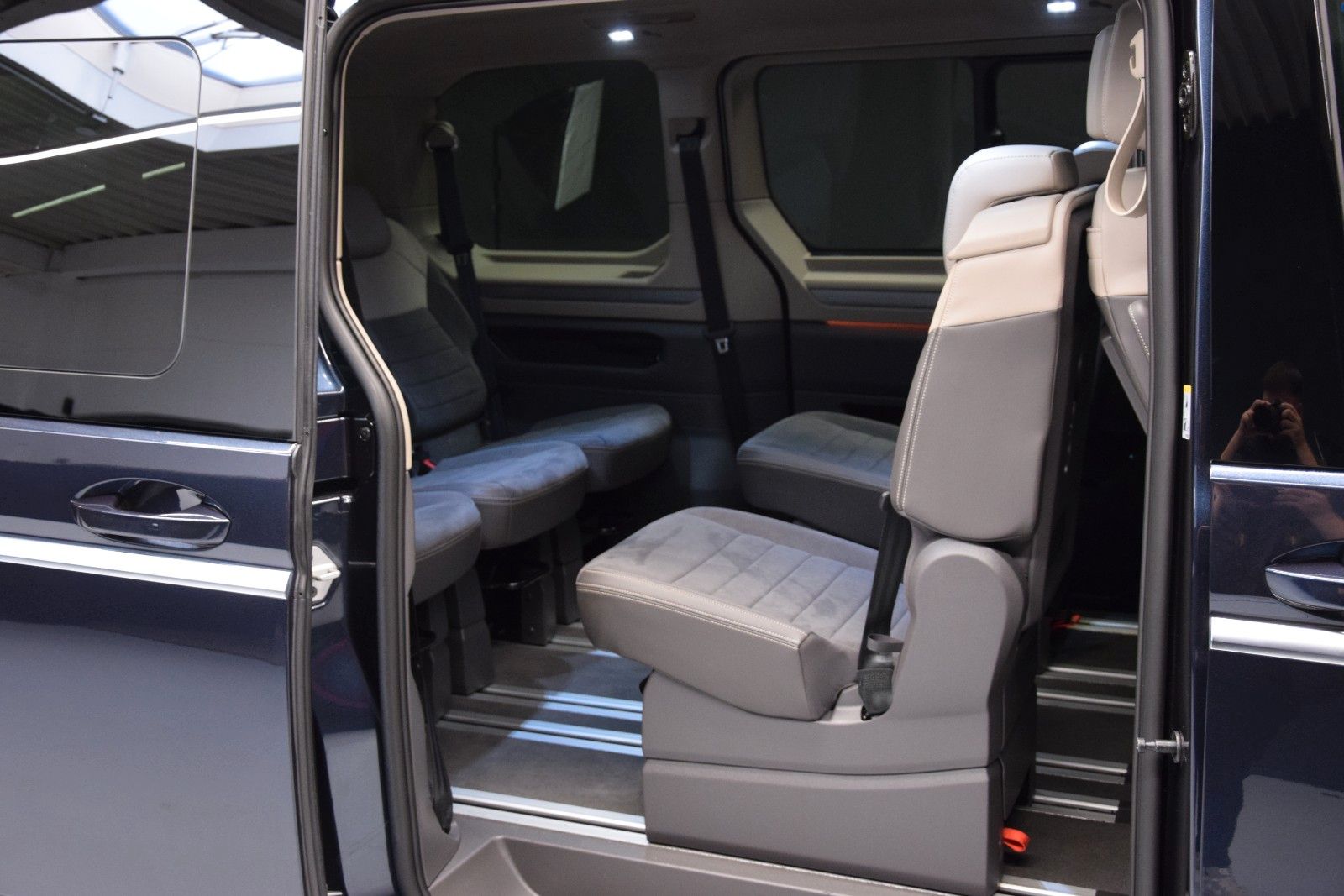 Fahrzeugabbildung Volkswagen T7 Multivan Pano ACC Keyless 3-Zonen Standheiz