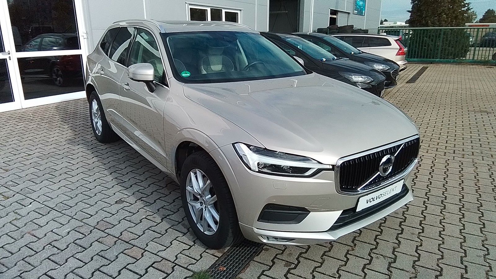 Fahrzeugabbildung Volvo XC60 Momentum Pro AWD Polestar LED Pano BLIS